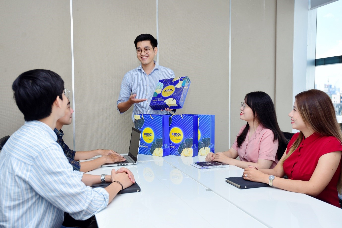 trung-thu-tang-qua-gi-cho-nhan-vien