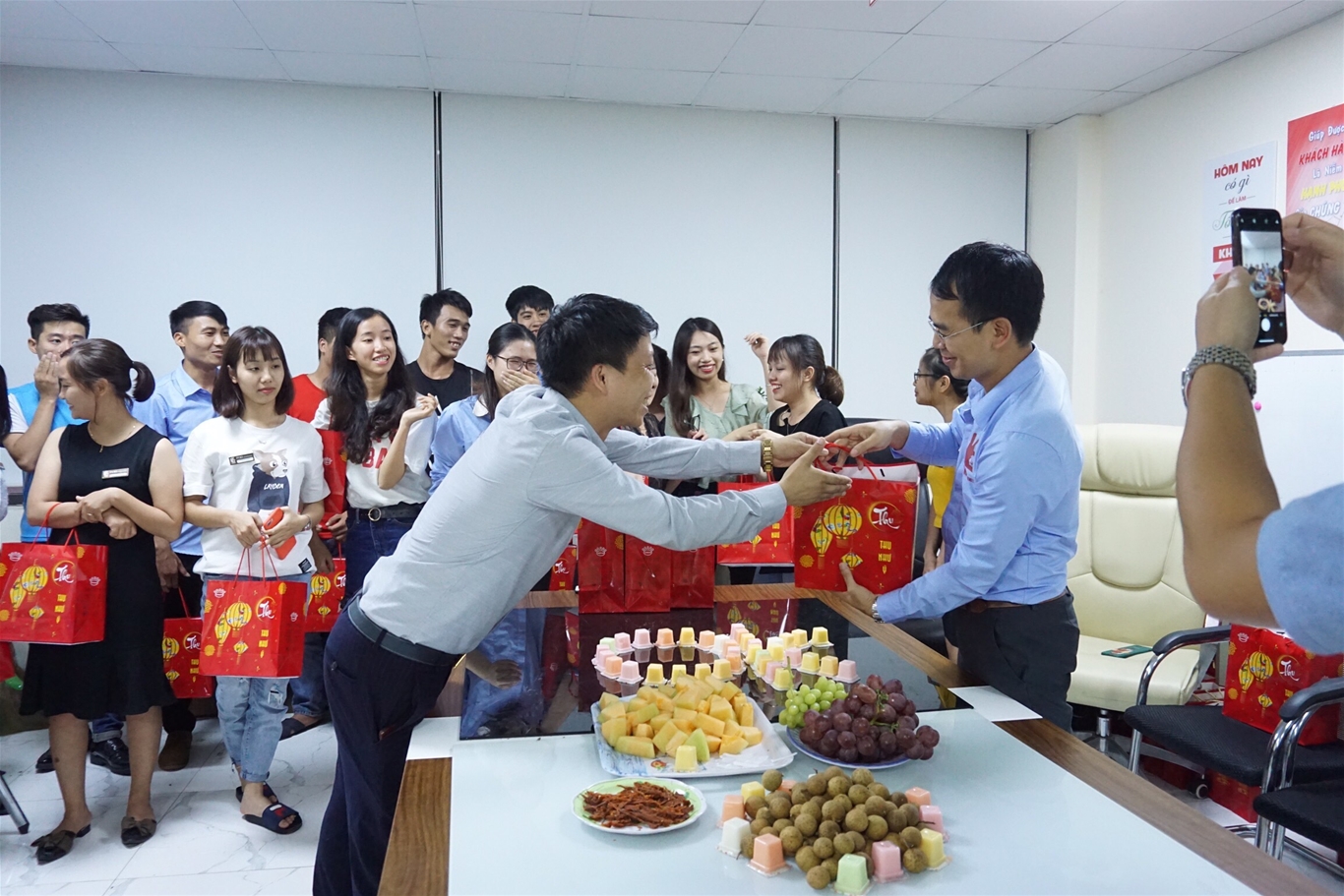 trung-thu-tang-qua-gi-cho-nhan-vien